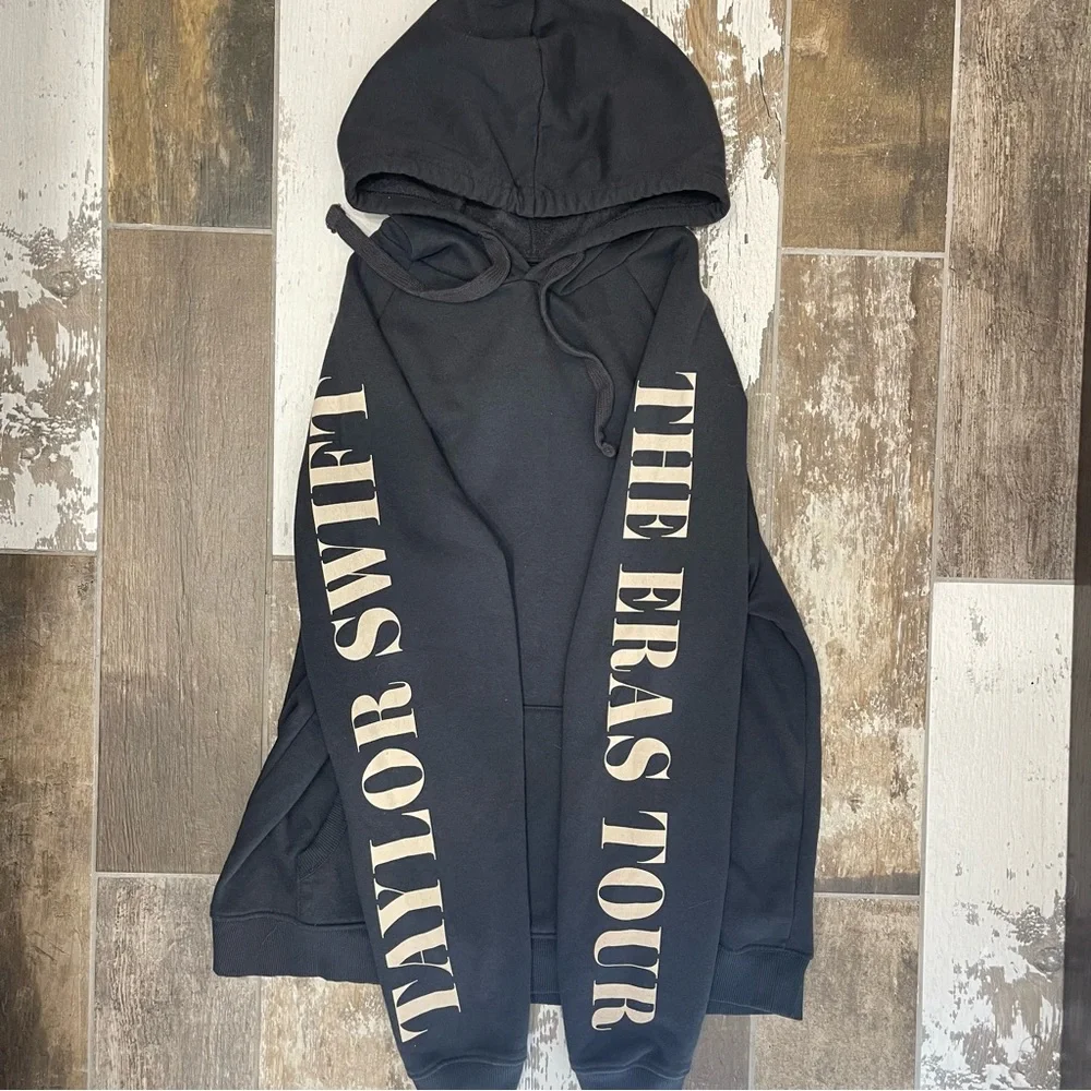 Taylor Swift The Eras Tour Black Hoodie Oversized Size Medium - Picture 1 of 4